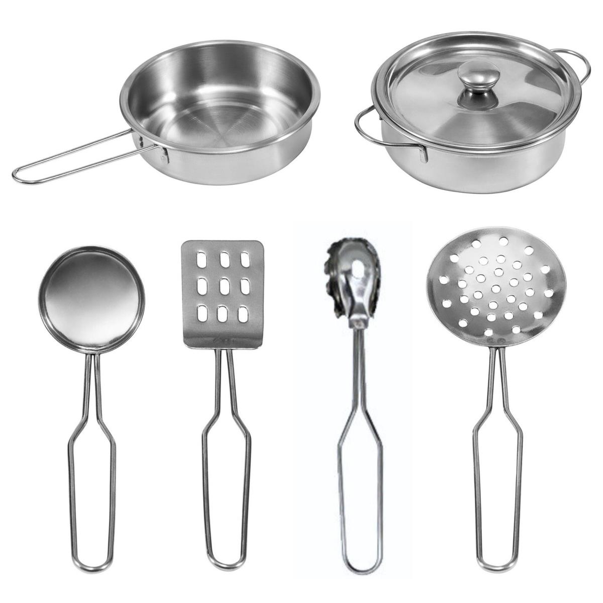 Medinė balta virtuvė su priedais ir prijuoste