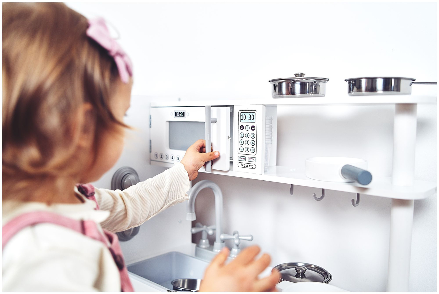 Dideli mediniai balti virtuvės reikmenys ir prijuostė