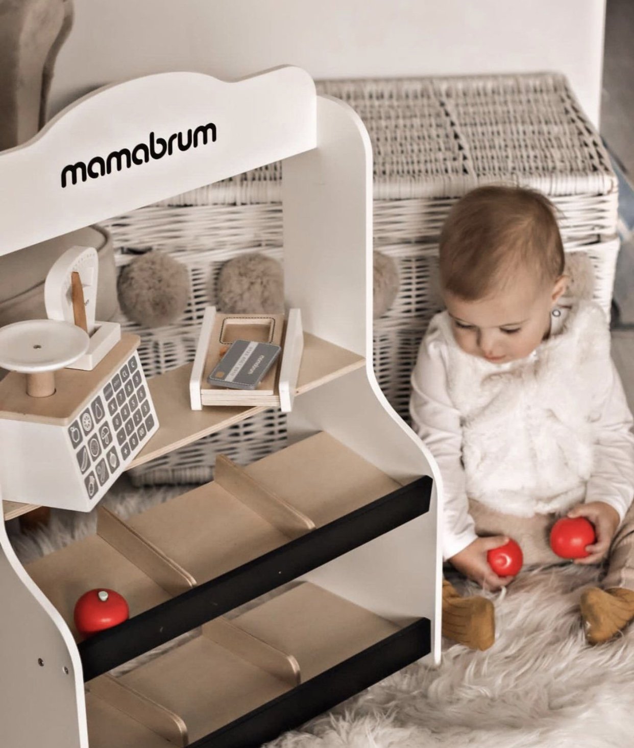 Mini turgus - parduotuvė su svarstyklėmis, terminalu, mokėjimo kortele ir vaisiais