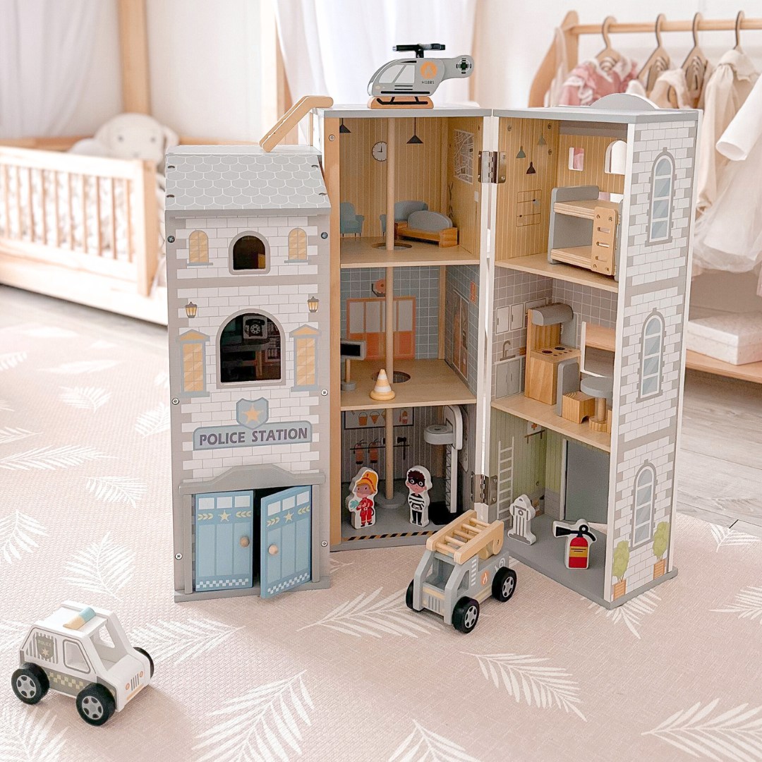 Didelė sulankstoma gaisrinė su policijos nuovada - medinis rinkinys. Gaisrinė ir policijos nuovada su priedais.