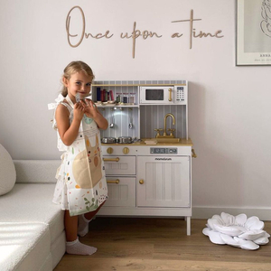 Medinė balta virtuvė su priedais ir prijuoste