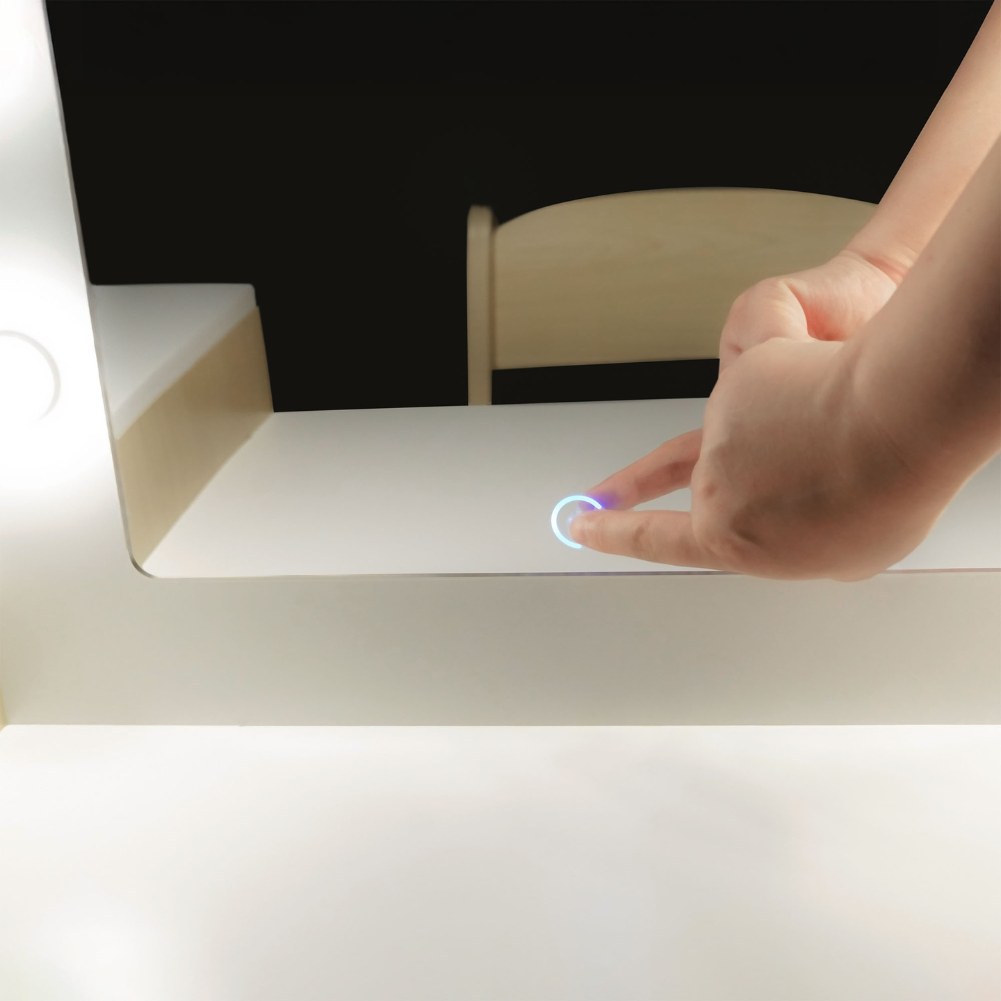 Medinis vaikiškas tualetinis staliukas su kėde, priedais ir LED apšvietimu