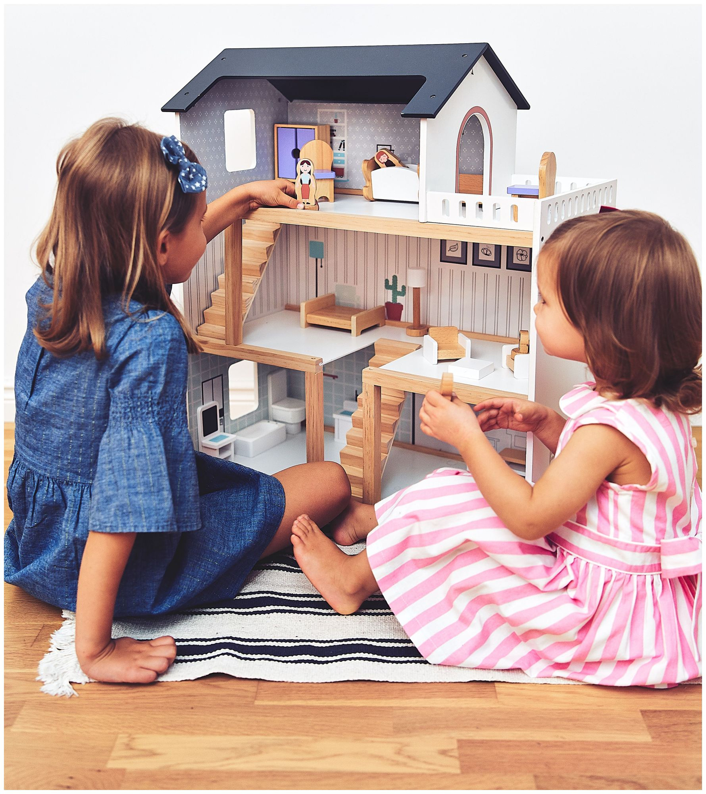 Baltas medinis lėlių namelis su priedais 18 vnt.