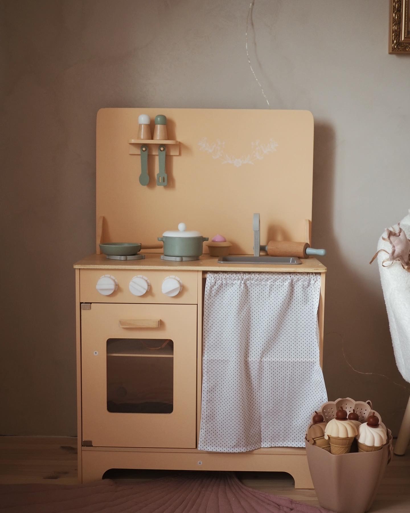 Medinė virtuvė su prijuoste, priedais ir LED apšvietimu