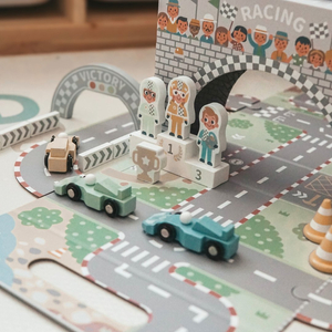 Magnetinis lagaminas su lenktynių trasa, medinėmis transporto priemonėmis ir kelio priedais