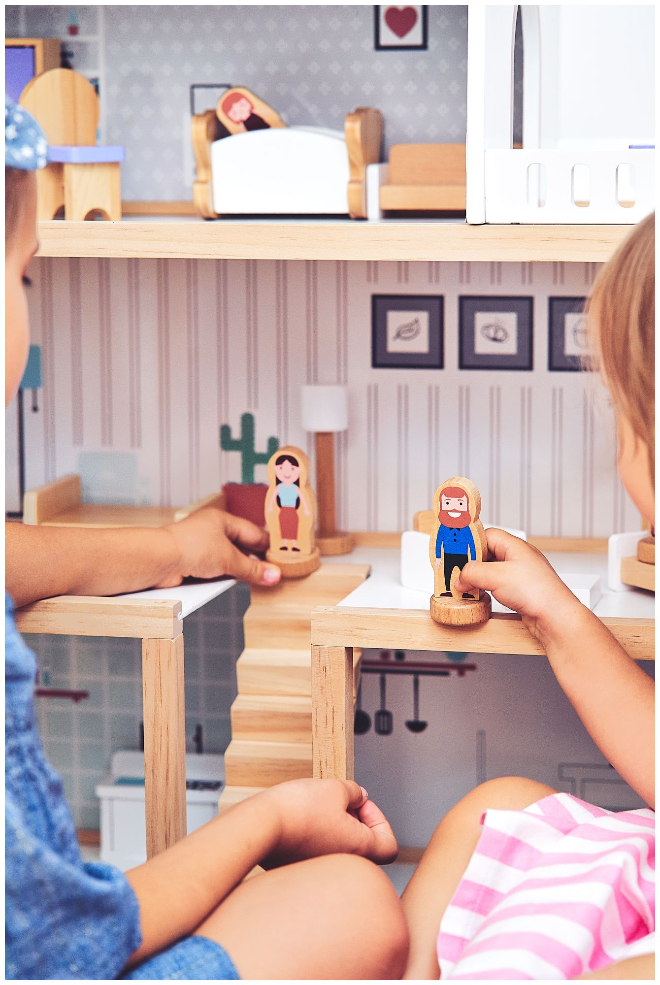 Baltas medinis lėlių namelis su priedais 18 vnt.