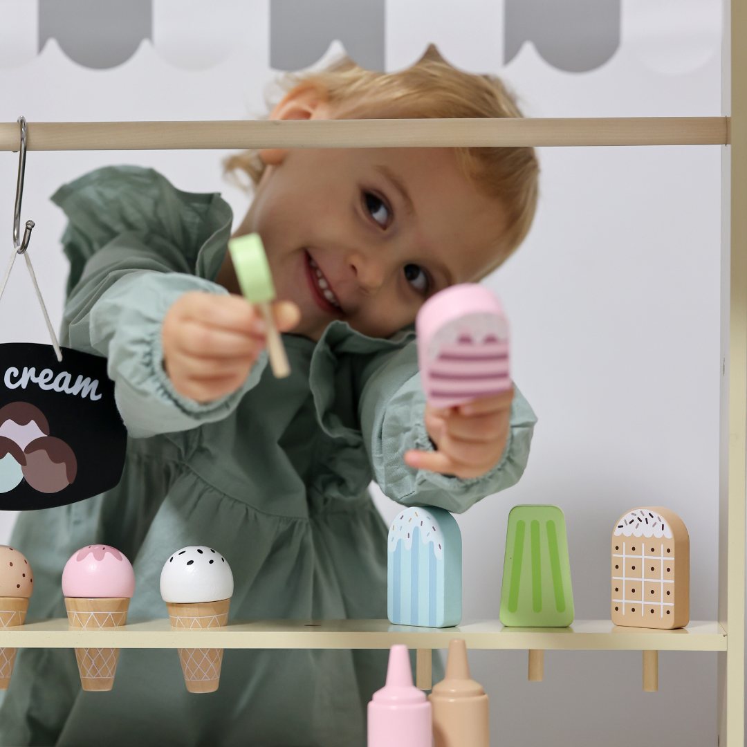 Medinė ledainė ant ratukų - ledų vežimėlis