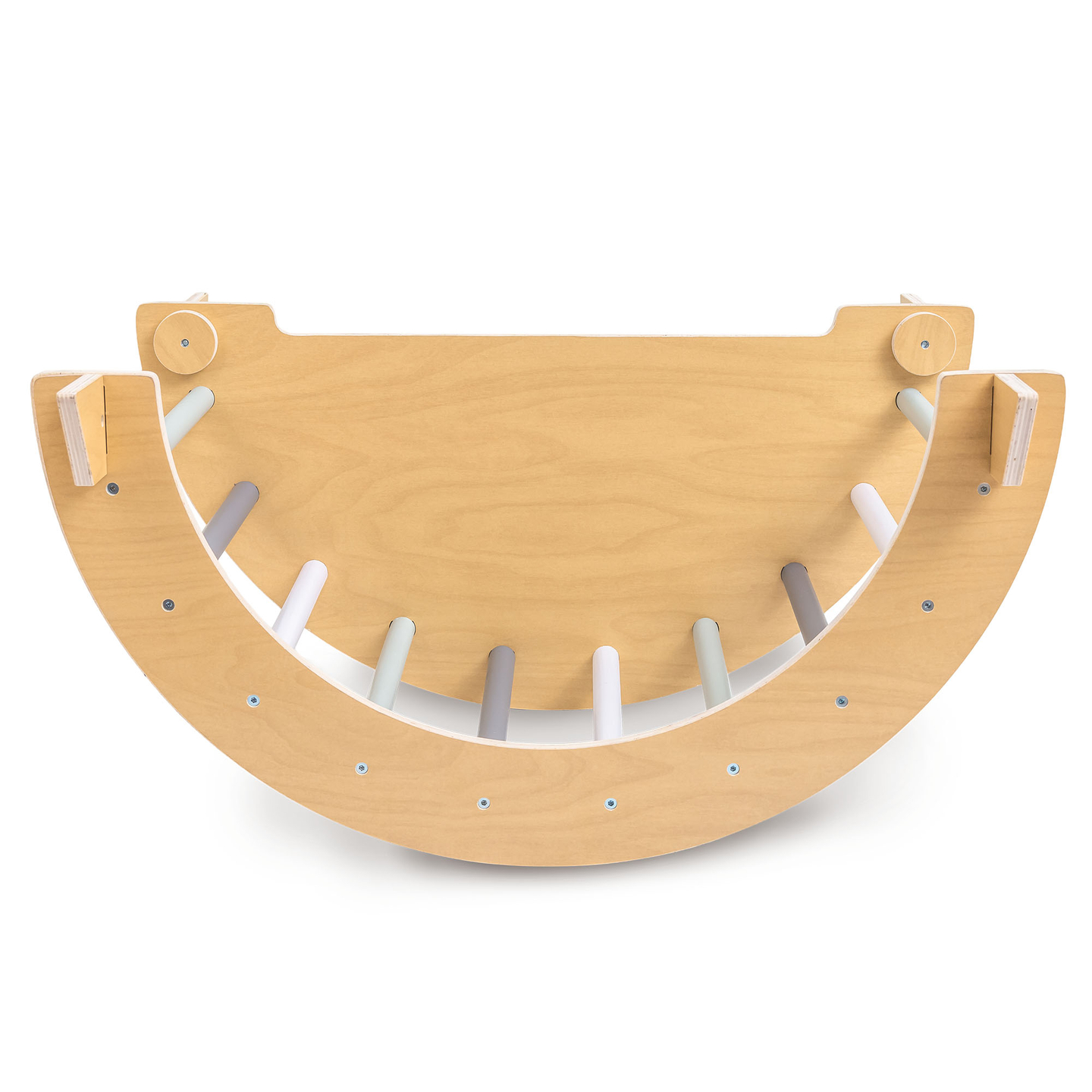 Medinė vaikų žaidimų aikštelė viduje – laipiojimo siena, čiuožykla, laipiojimo arka/suptuvėlė ir Piklerio trikampis