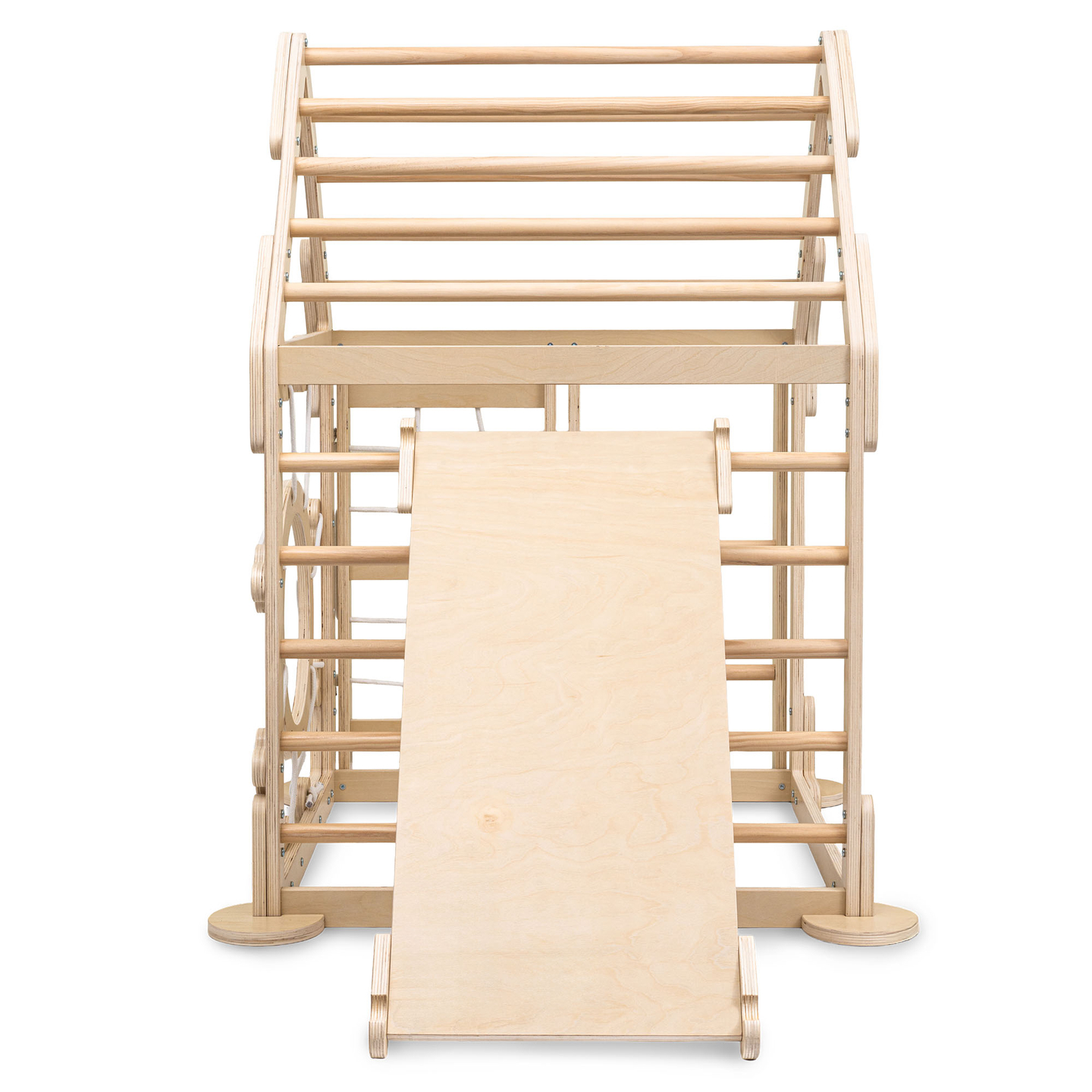 Medinė žaidimų aikštelė vaikams viduje – namelis su kopėčiomis ir čiuožykla