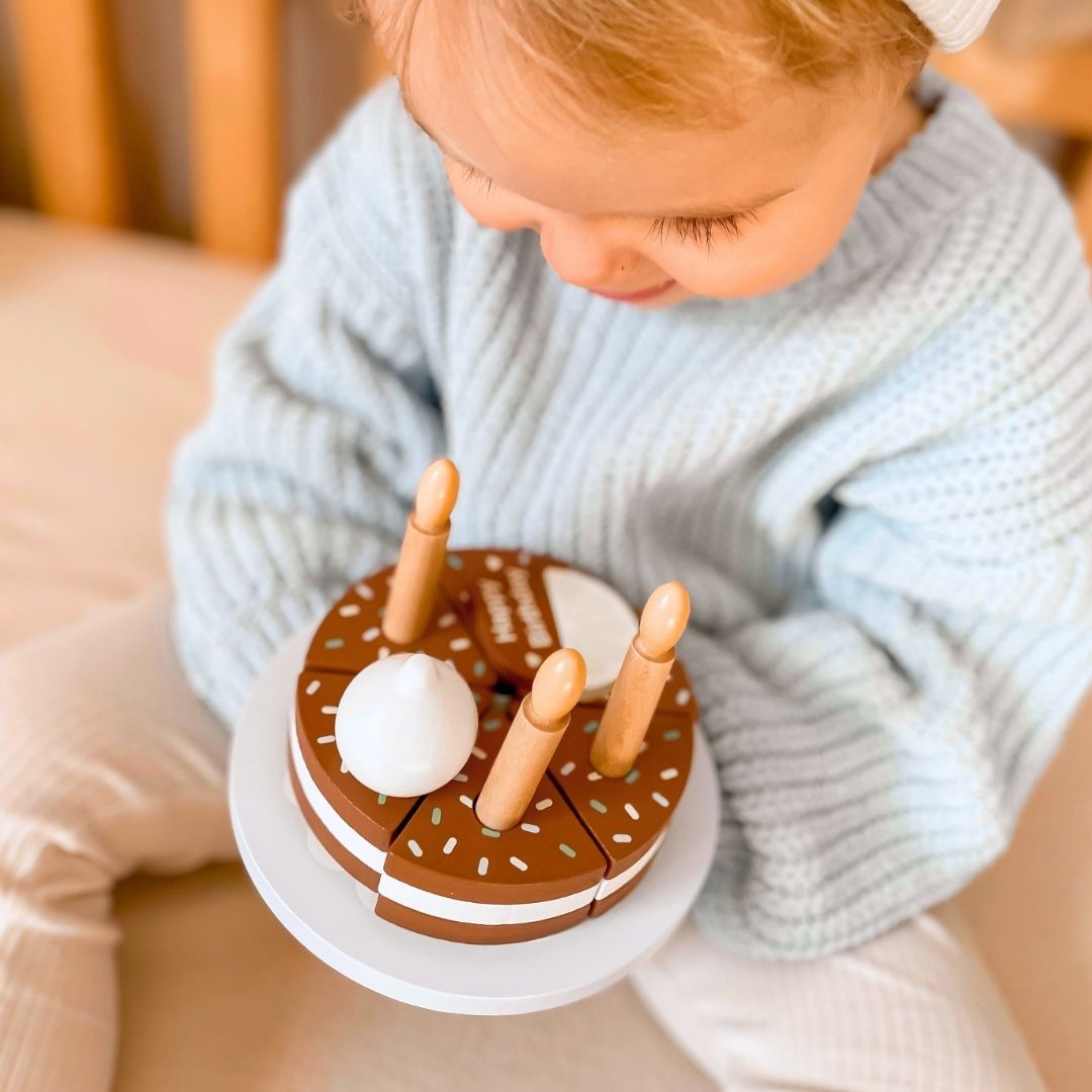 Medinis gimtadienio tortas, kurį reikia supjaustyti