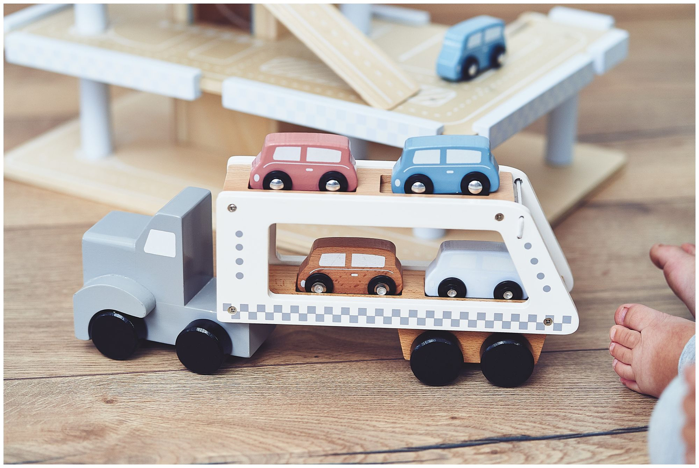 Medinė sunkvežimio priekaba su 4 automobiliais