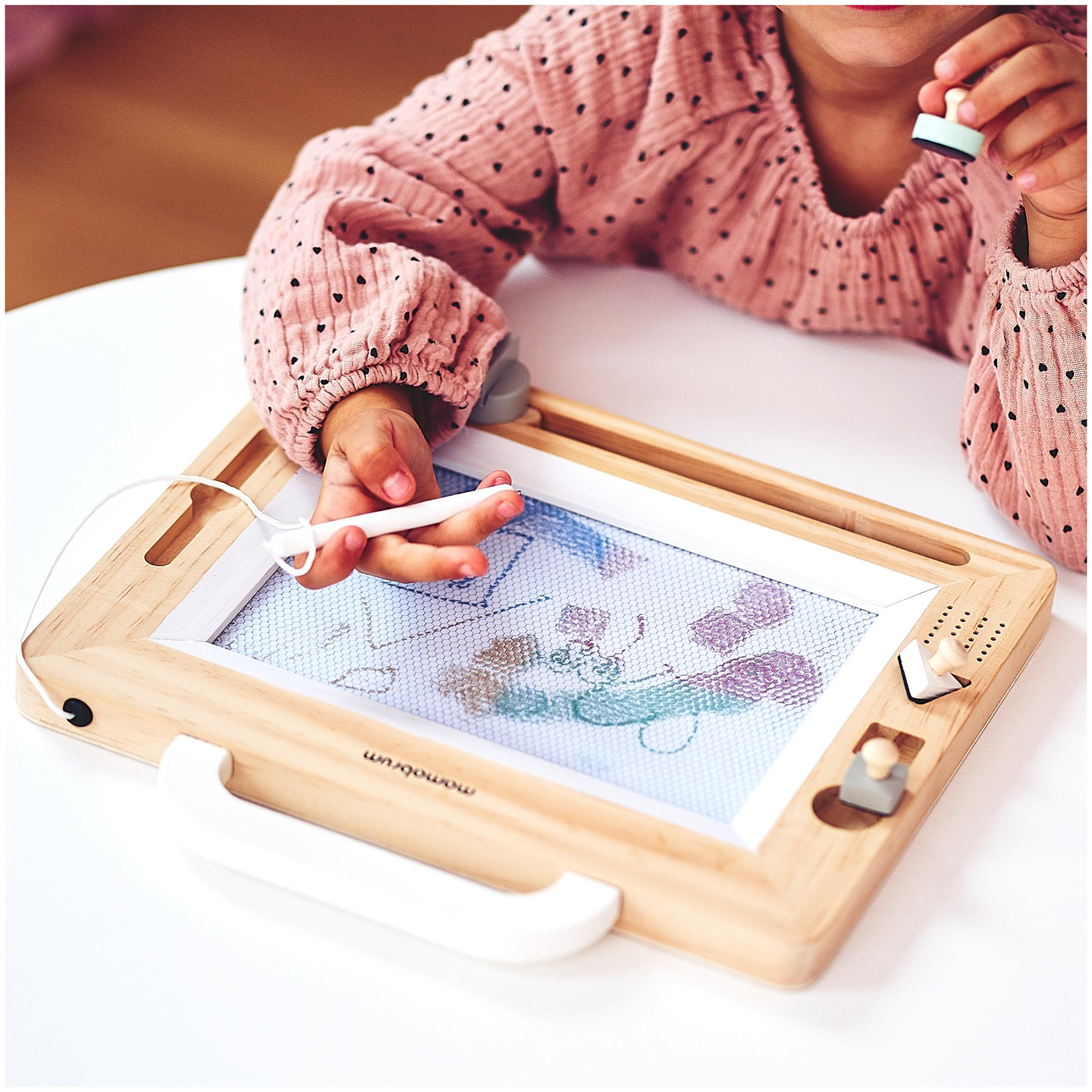 Medinis plunksnakotis su antspaudais - piešimo lenta