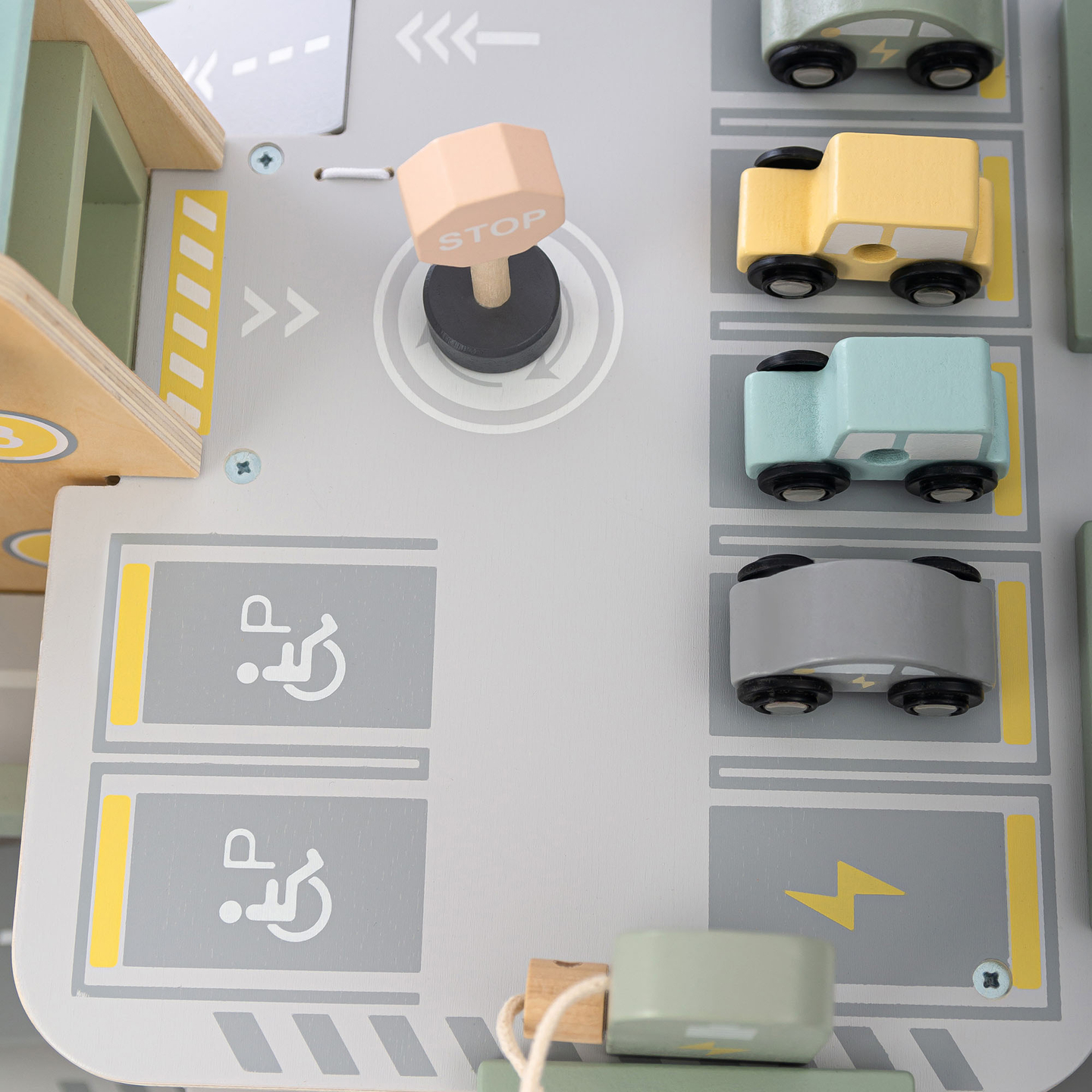 Medinis, trijų aukštų garažas vaikams su priedais – automobilių stovėjimo aikštelė, degalinė, automobilių plovykla, sraigtasparnis