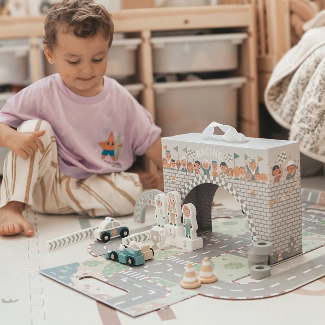 Magnetinis lagaminas su lenktynių trasa, medinėmis transporto priemonėmis ir kelio priedais