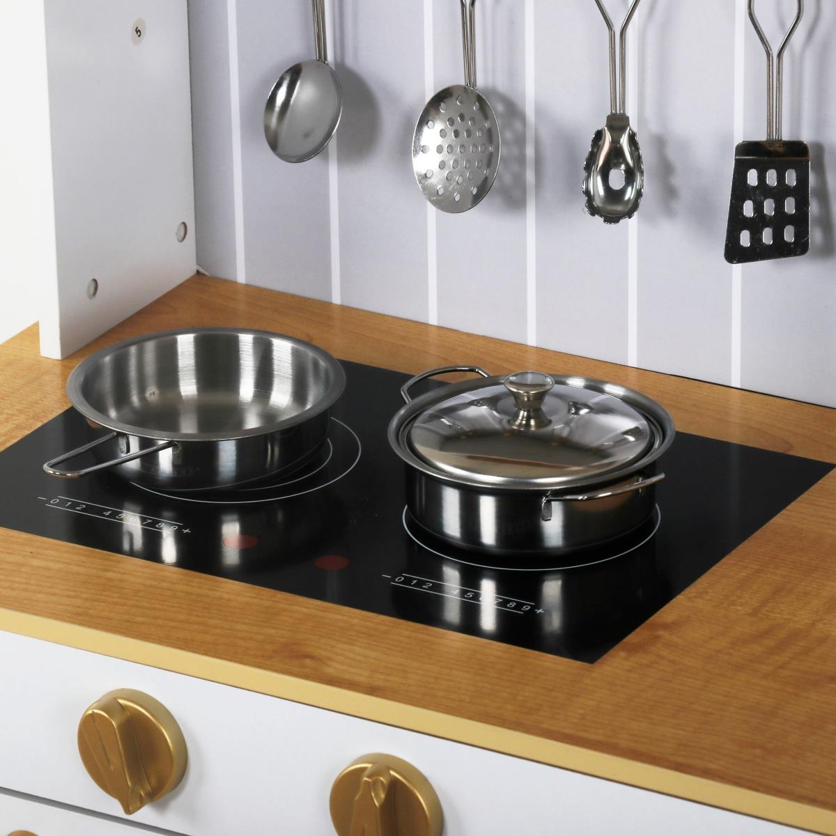 Medinė balta virtuvė su priedais ir prijuoste