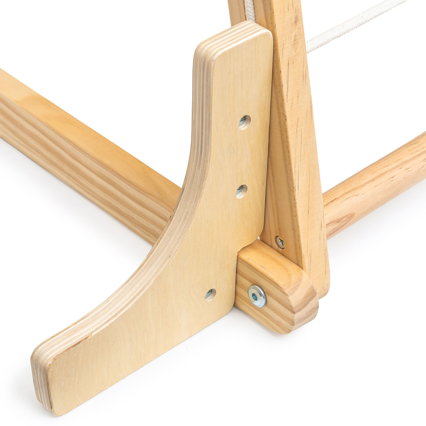 Medinė žaidimų aikštelė viduje su sūpynėmis, gimnastikos žiedais ir laipiojimo tinklu