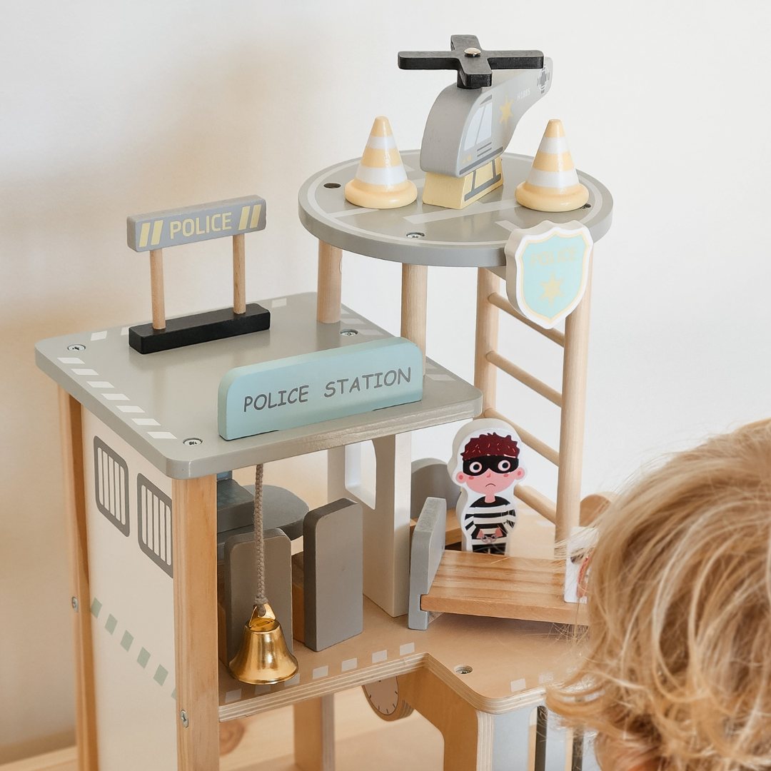 Medinė policijos nuovada su priedais