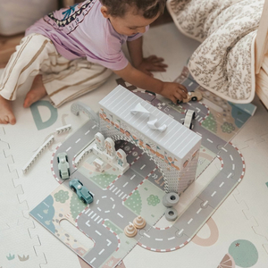 Magnetinis lagaminas su lenktynių trasa, medinėmis transporto priemonėmis ir kelio priedais