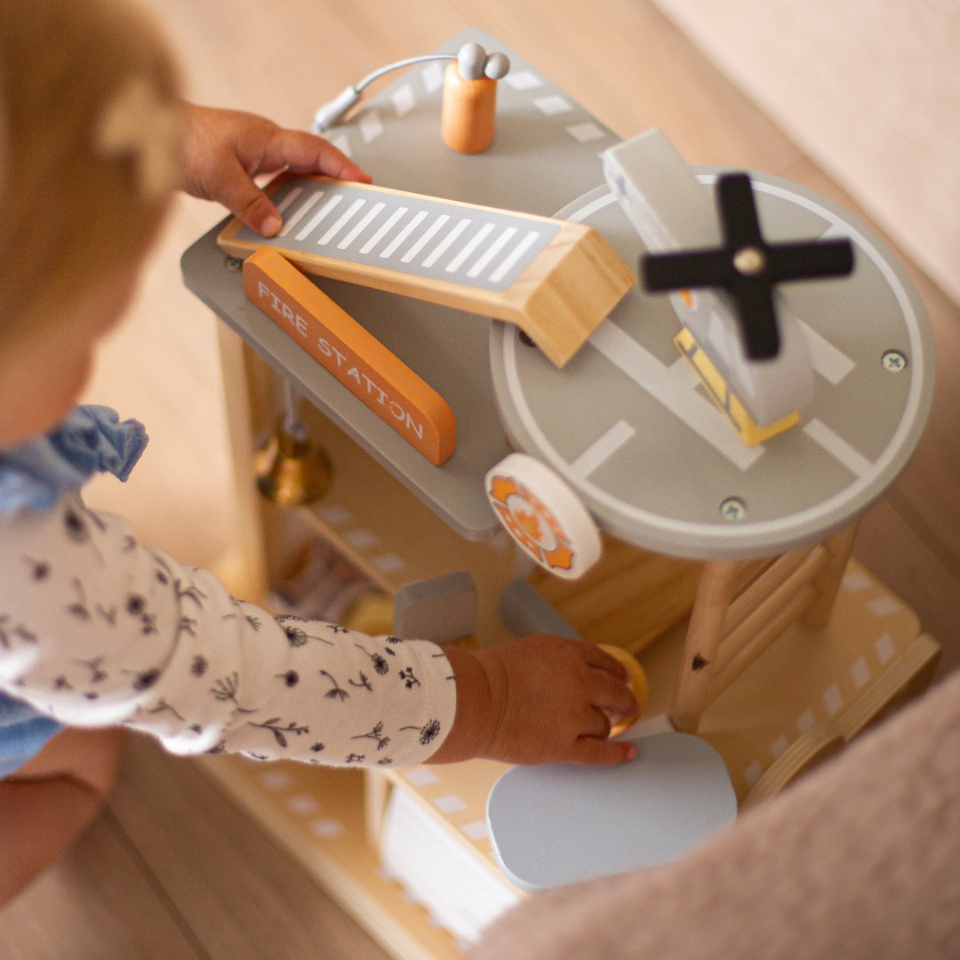 Medinė ugniagesių stotis su priedais, ugniagesių komanda