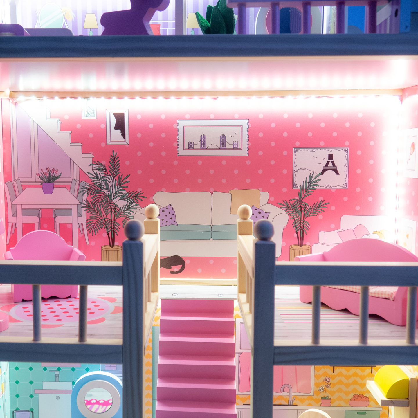 Didelis medinis trijų aukštų lėlių namelis su terasa, baldų komplektu ir LED apšvietimu!