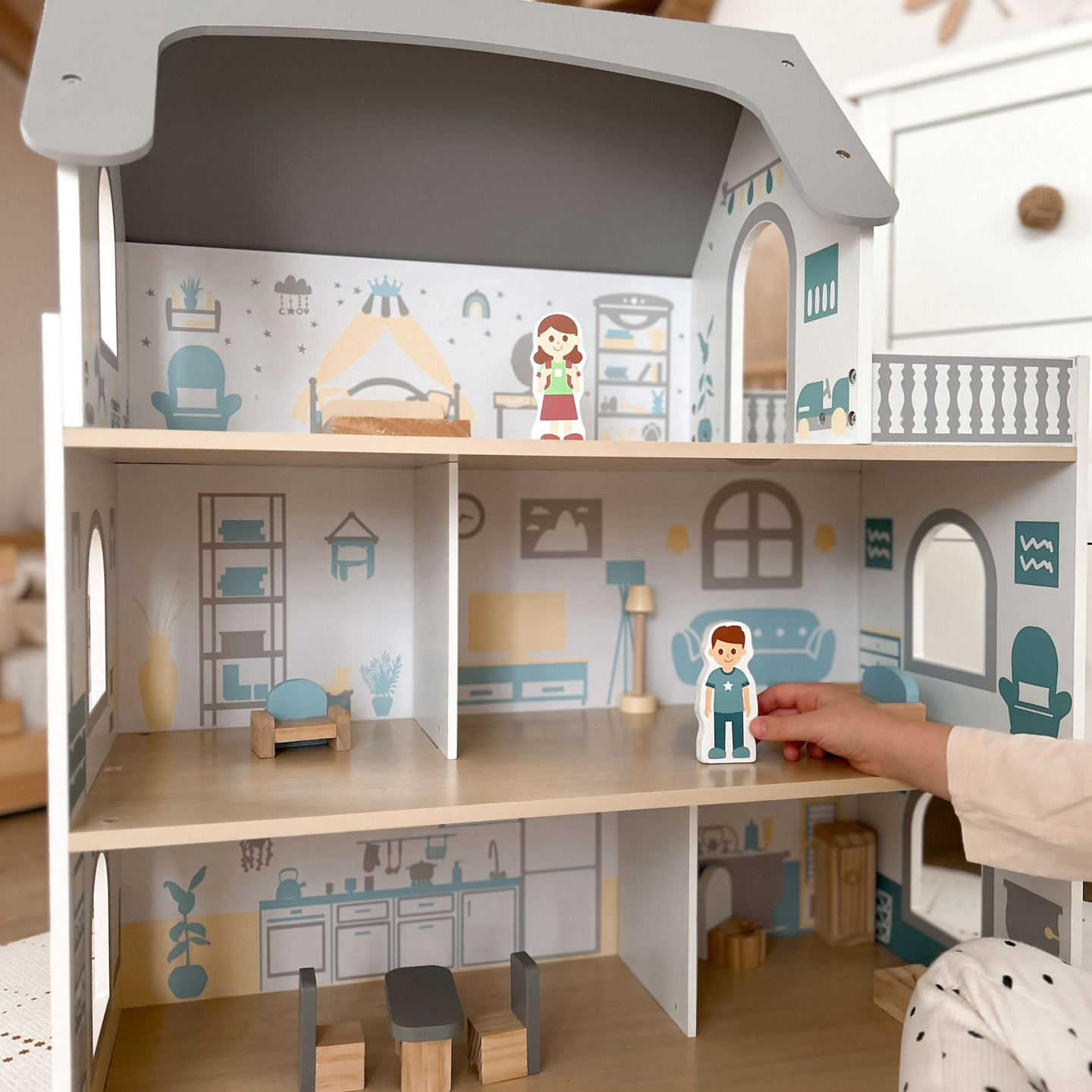 Baltas medinis lėlių namelis su terasa ir priedais