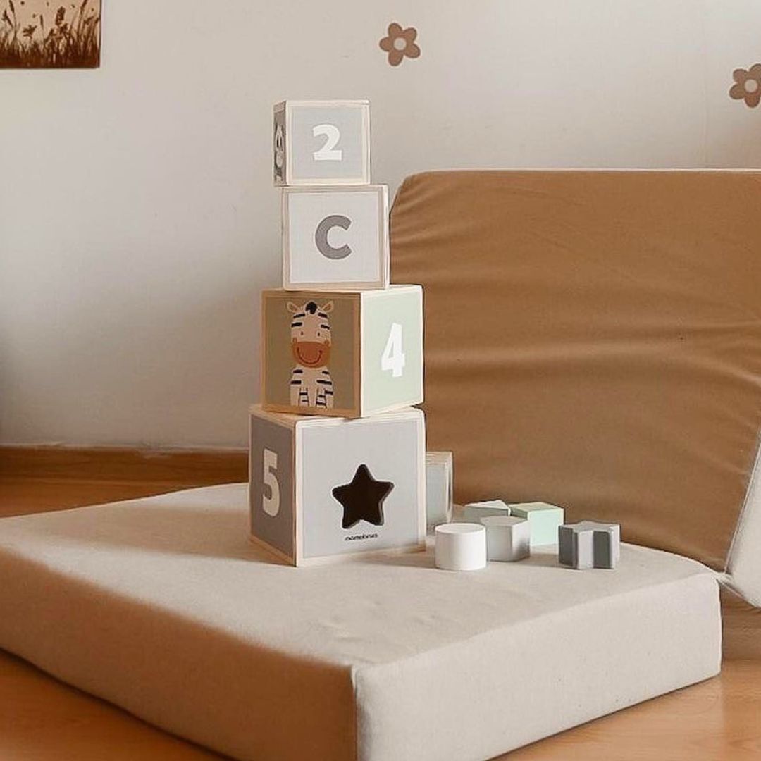 Medinis bokštas - formų rūšiuoklė skaičiai abėcėlė gyvūnai