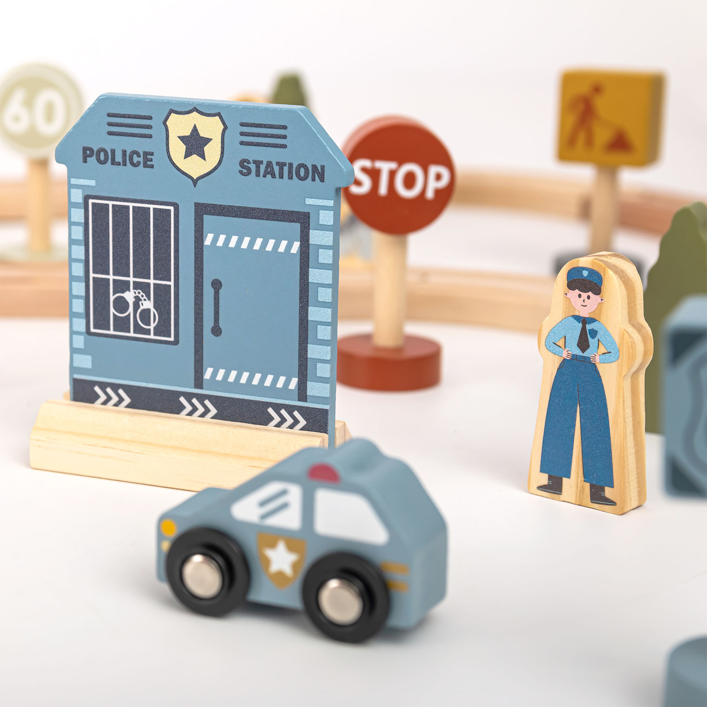 Medinis miesto geležinkelis su elektriniu traukiniu – judančiu kranu, laivu, tiltais