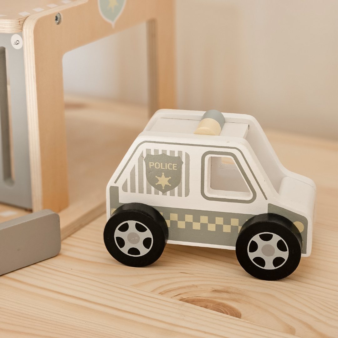 Medinė policijos nuovada su priedais