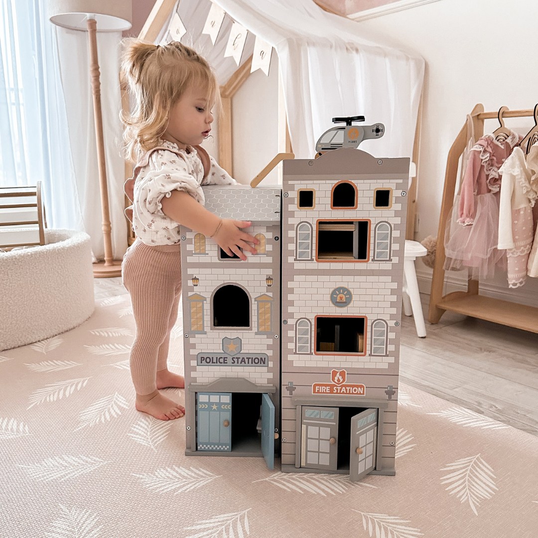 Didelė sulankstoma gaisrinė su policijos nuovada - medinis rinkinys. Gaisrinė ir policijos nuovada su priedais.