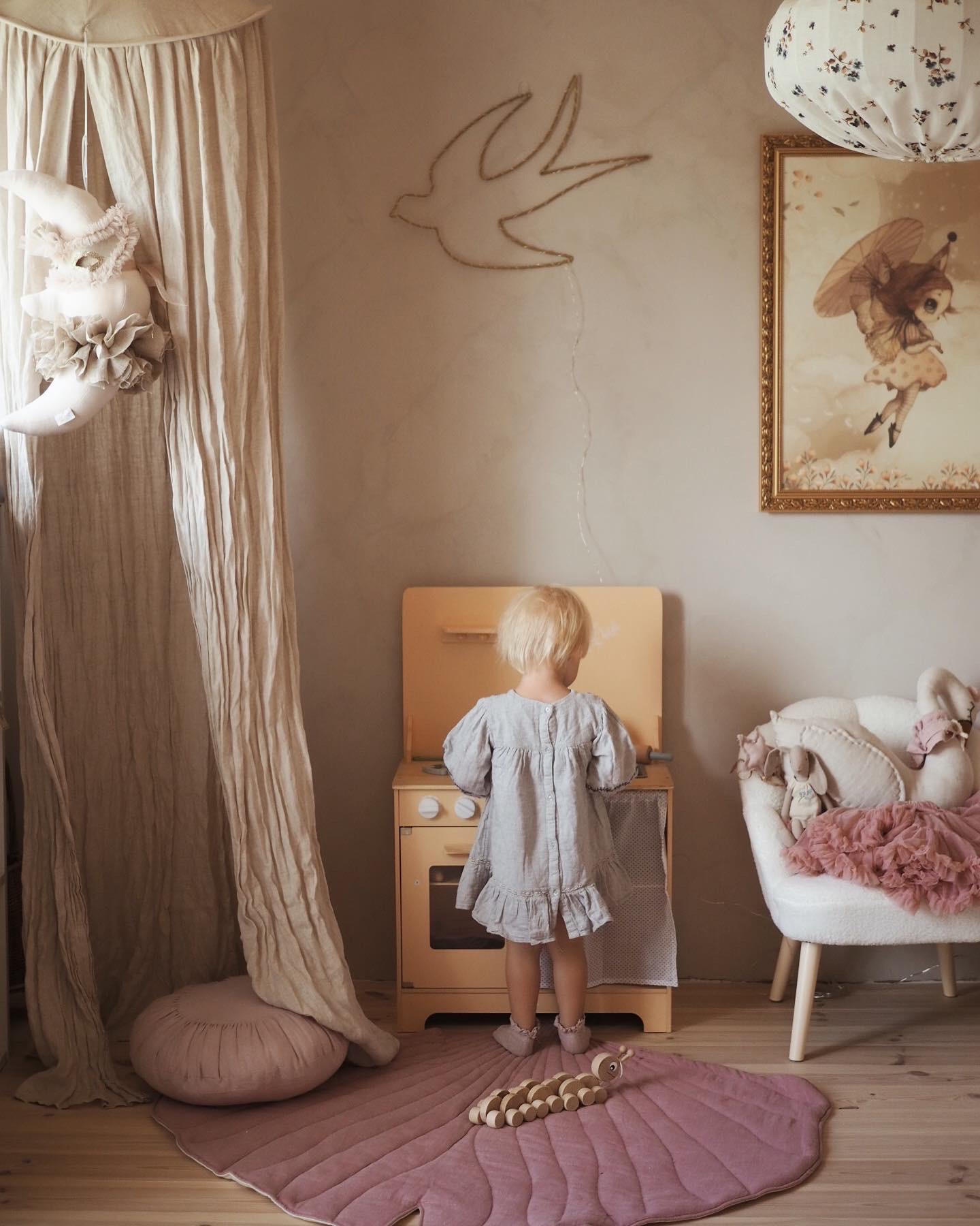 Medinė virtuvė su prijuoste, priedais ir LED apšvietimu