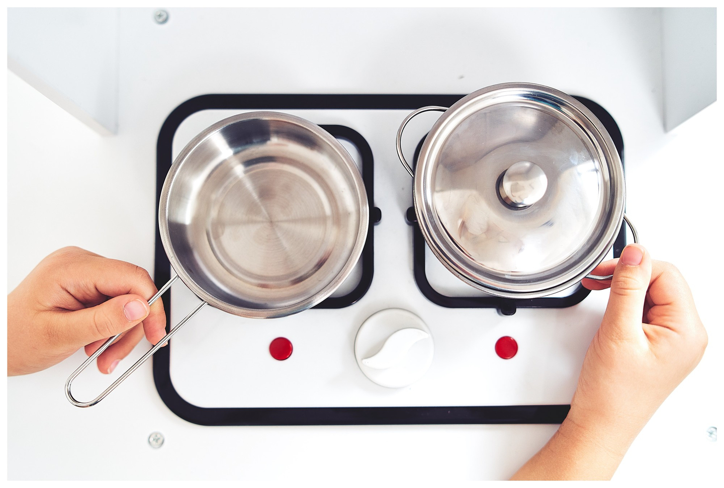 Kampinė medinė XXXL virtuvė su šaldytuvu, orkaite, skalbimo mašina, prijuoste ir priedais