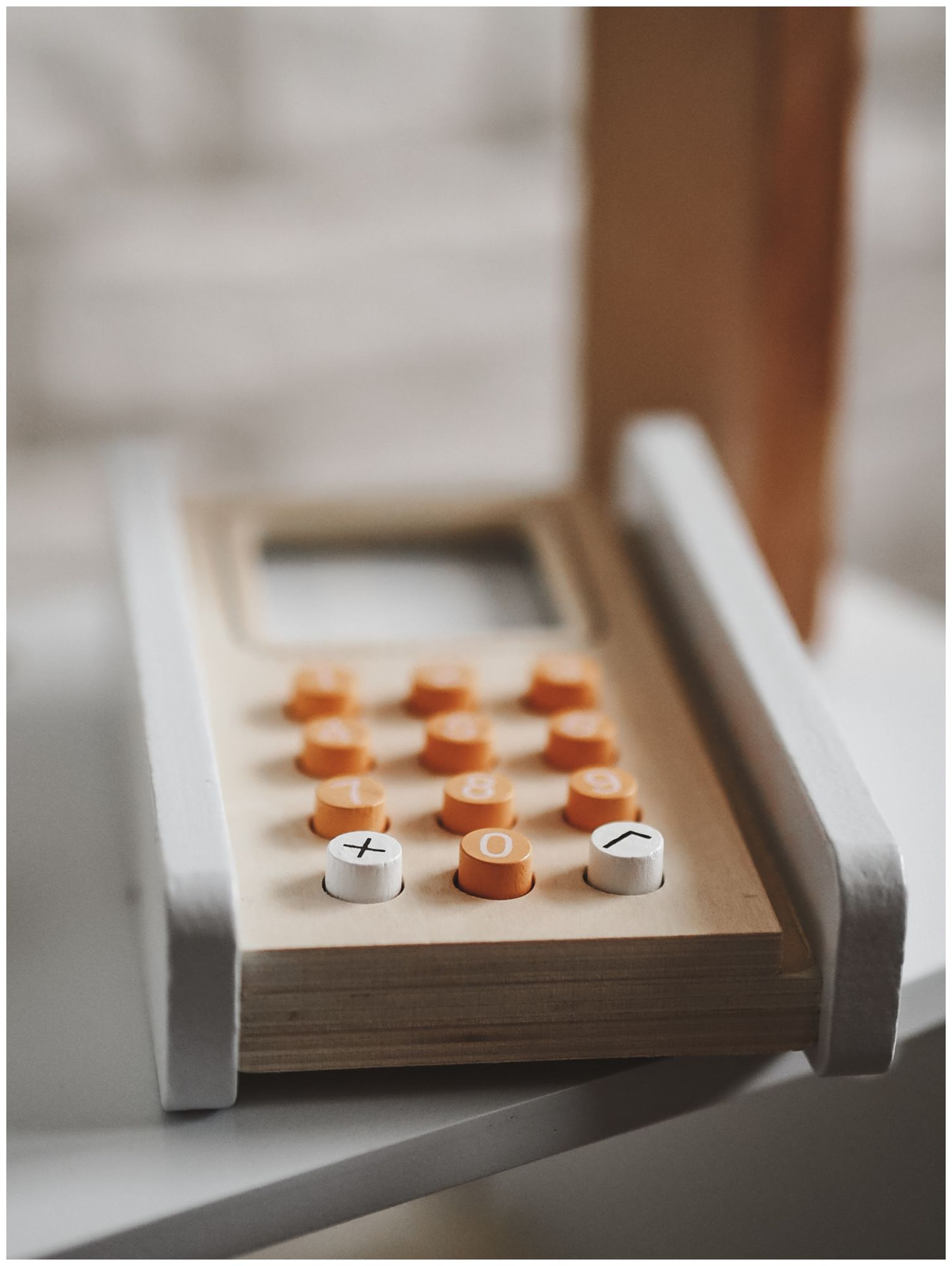 Daržovių parduotuvė - medinis prekystalis su dėžėmis, kasos aparatu ir terminalu