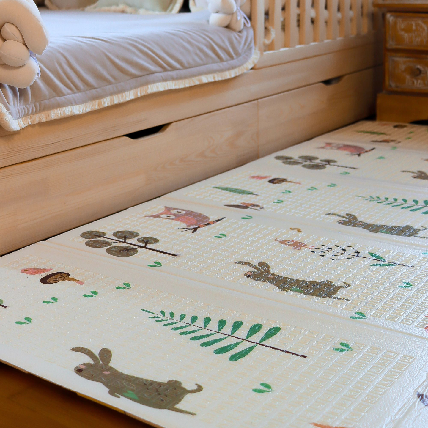 Dvipusis putplasčio kilimėlis XXL - sulankstomas 1 CM (miškas su meškiuku ir žirgais)