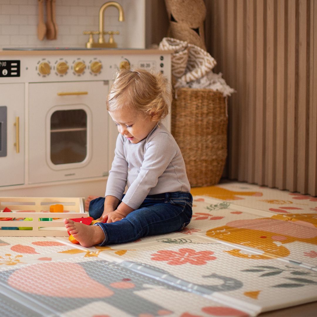 Dvipusis sulankstomas putplasčio kilimėlis 180 x 120 x 1 cm - Egzotiški drambliai / švelniai pilka