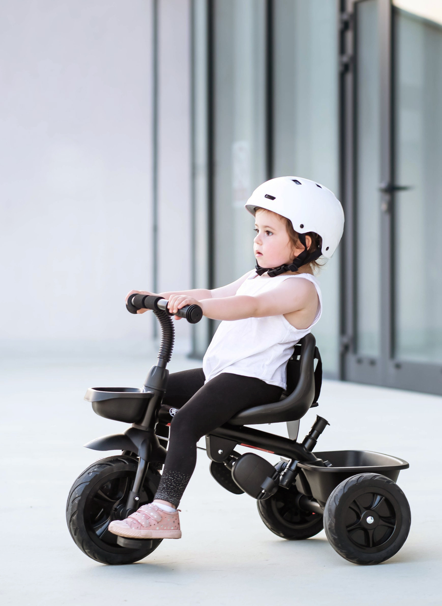 "HyperMotion TOBI VECTOR" triratukas - amžini pripučiami ratai + stūmimo strypas. Spalva: juoda.