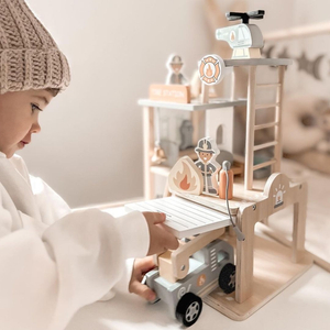 Medinė ugniagesių stotis su priedais, ugniagesių komanda