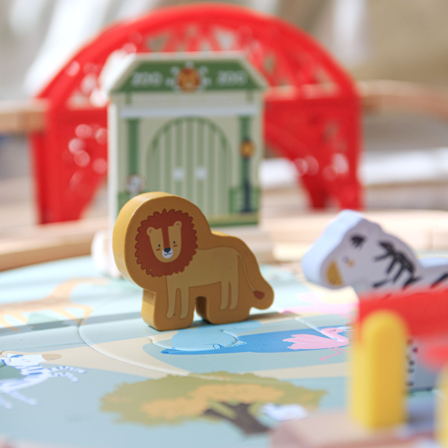 Medinis zoologijos sodo traukinukas – dėlionė, traukinukas, bėgiai, gyvūnai, tiltas, barjeras