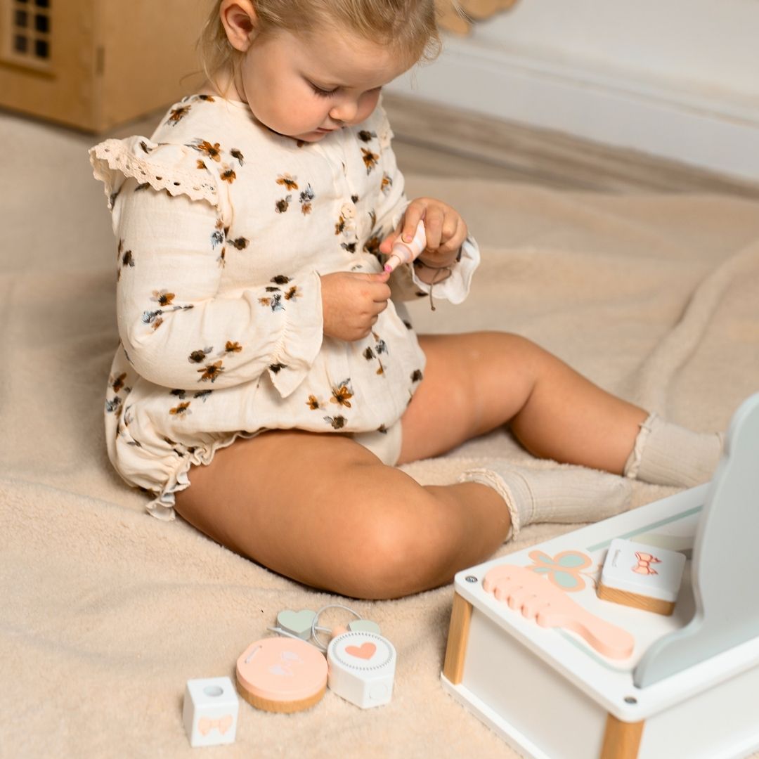 Medinis vaikiškas tualetinis staliukas su priedais