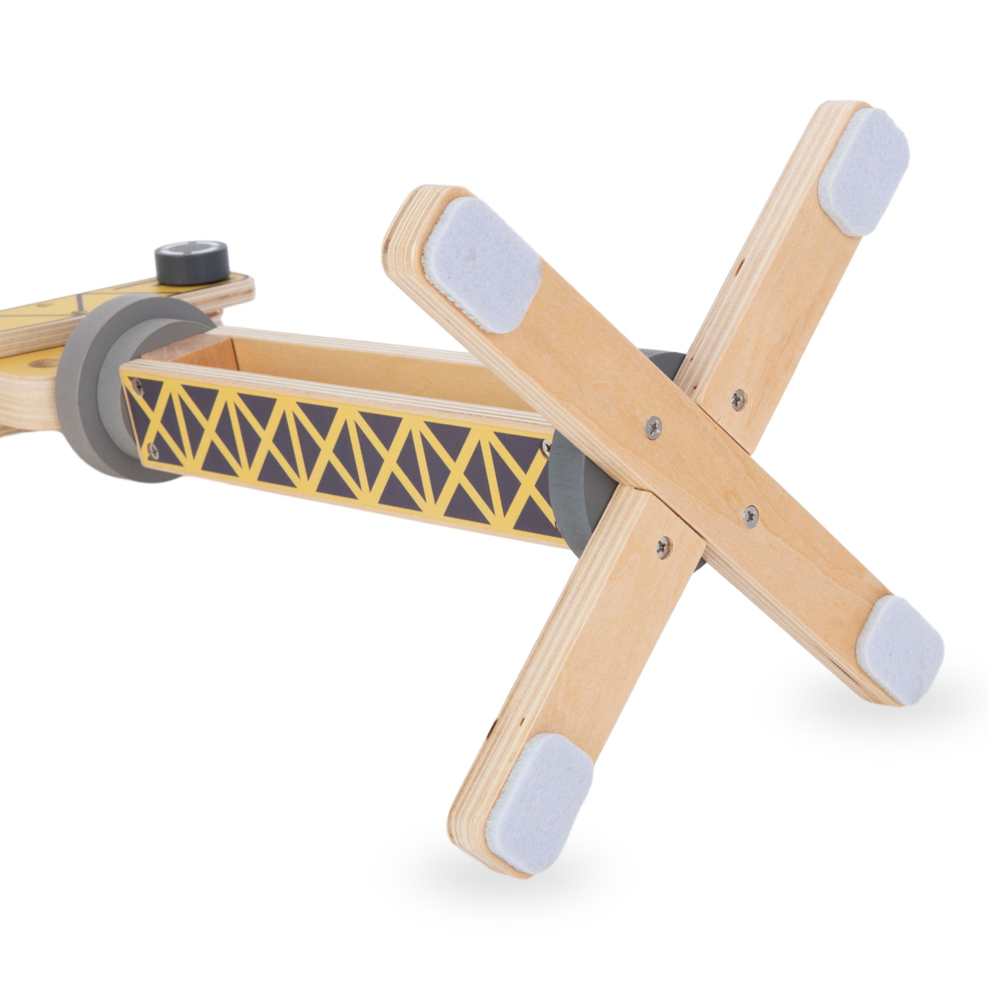 Medinė statybų aikštelė su dideliu mobiliuoju kranu ir transporto priemonėmis, bokštinis kranas