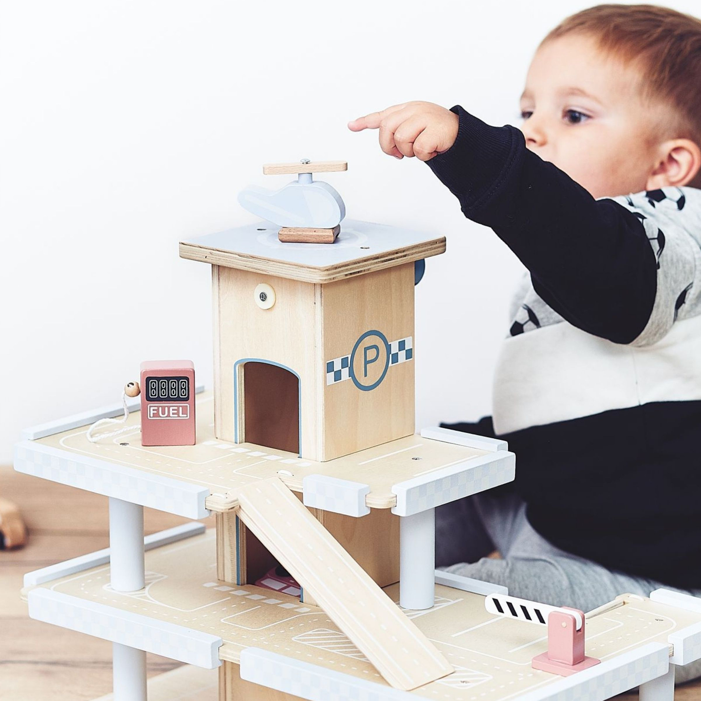 Medinė trijų aukštų automobilių stovėjimo aikštelė su liftu - garažas automobiliams ir sraigtasparniui