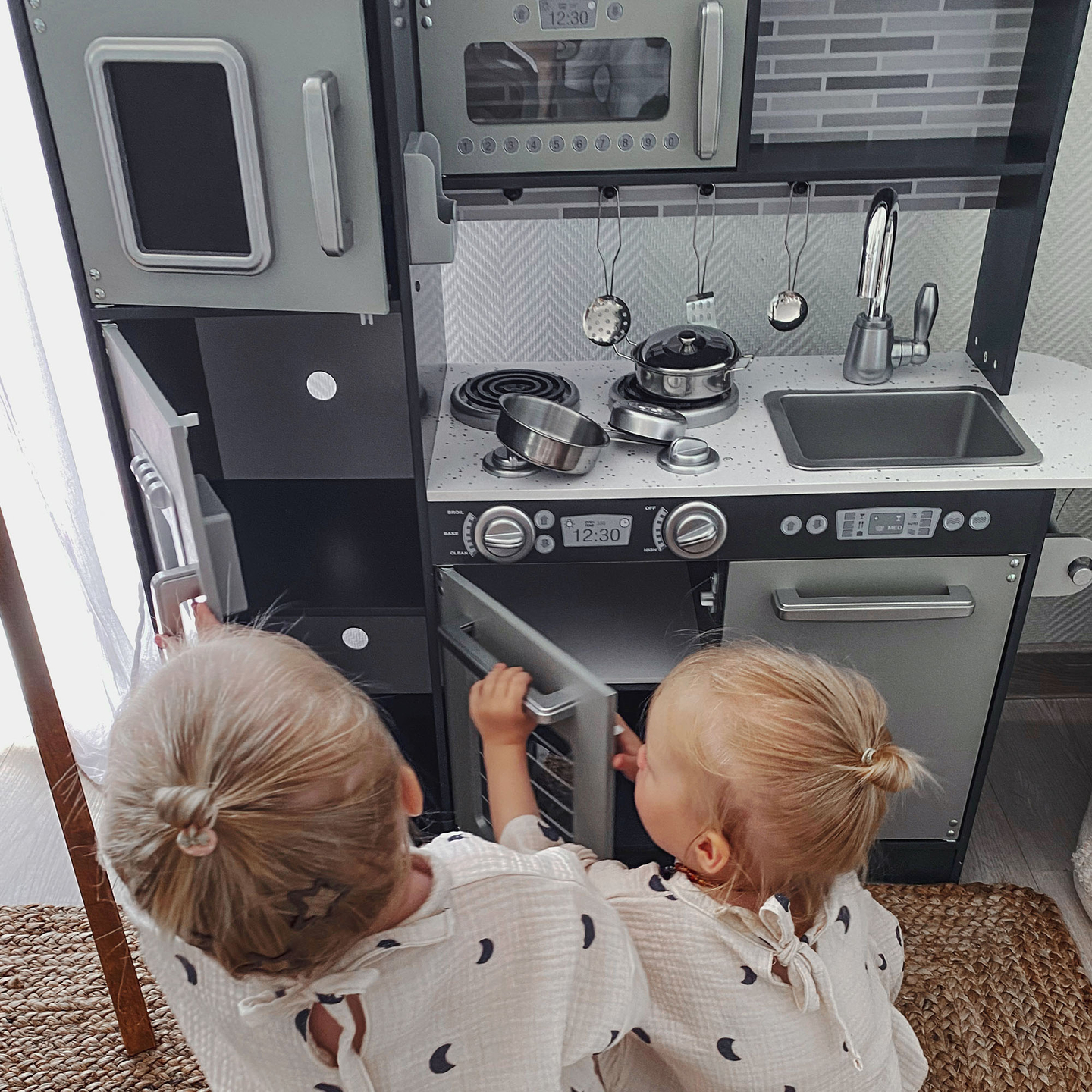 XXL medinė virtuvė su LED apšvietimu, prijuoste ir priedais