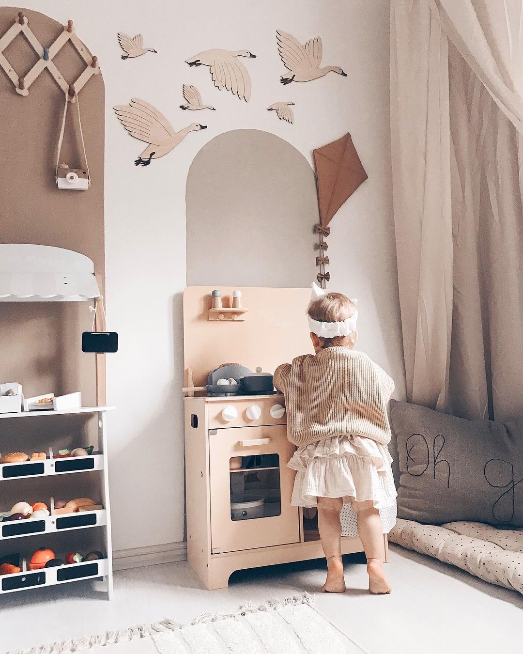 Medinė virtuvė su prijuoste, priedais ir LED apšvietimu