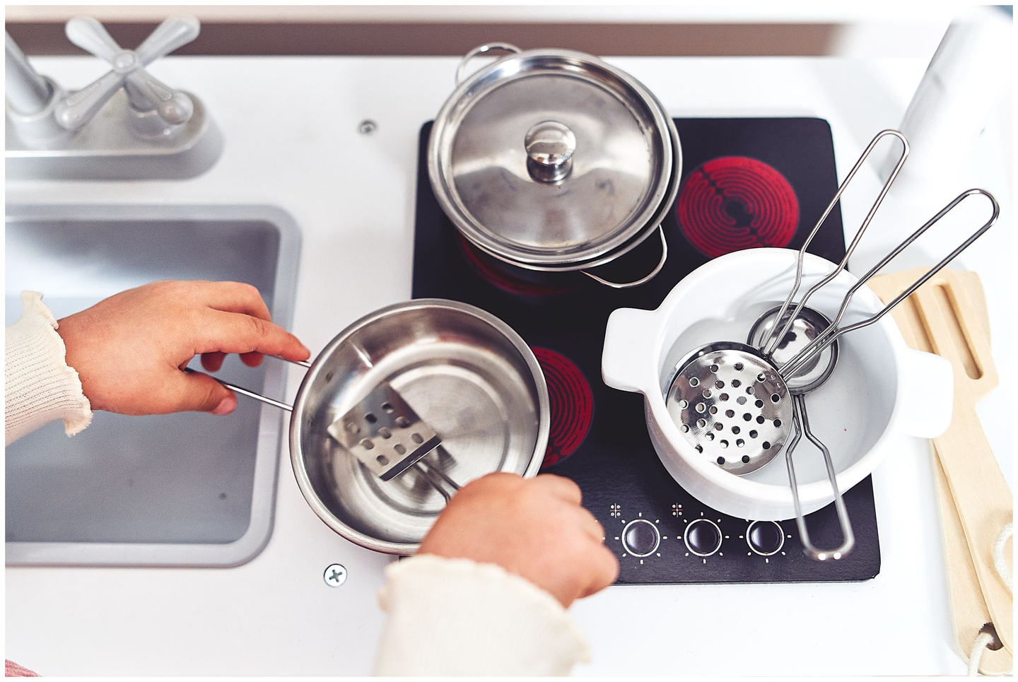 Dideli mediniai balti virtuvės reikmenys ir prijuostė