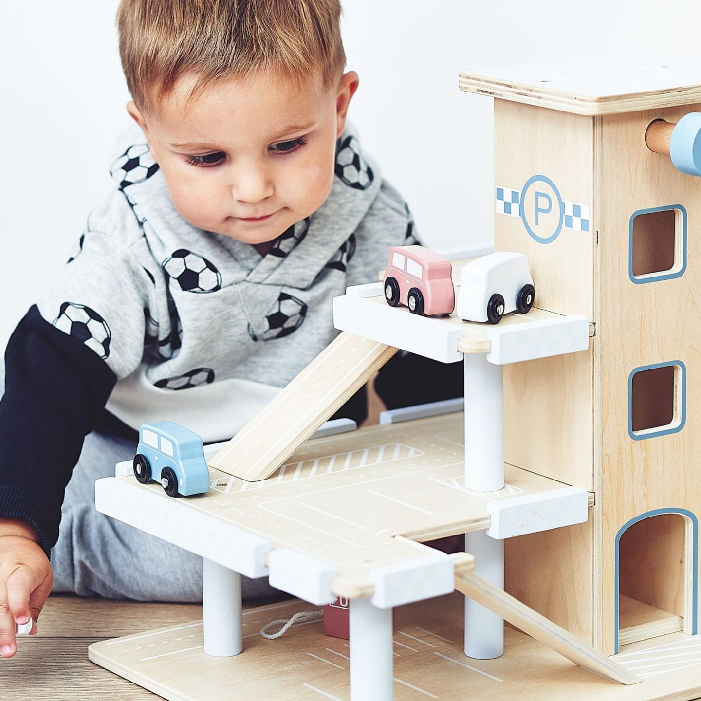 Medinė trijų aukštų automobilių stovėjimo aikštelė su liftu - garažas automobiliams ir sraigtasparniui