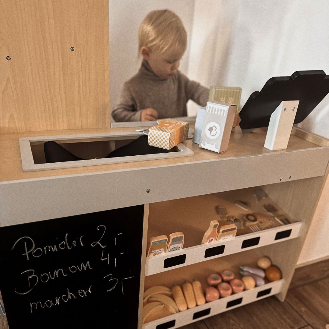 Medinis daržovių turgus - didelis XXL prekystalis, parduotuvė su žaisliniu kasos aparatu