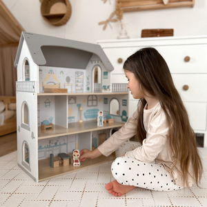 Baltas medinis lėlių namelis su terasa ir priedais