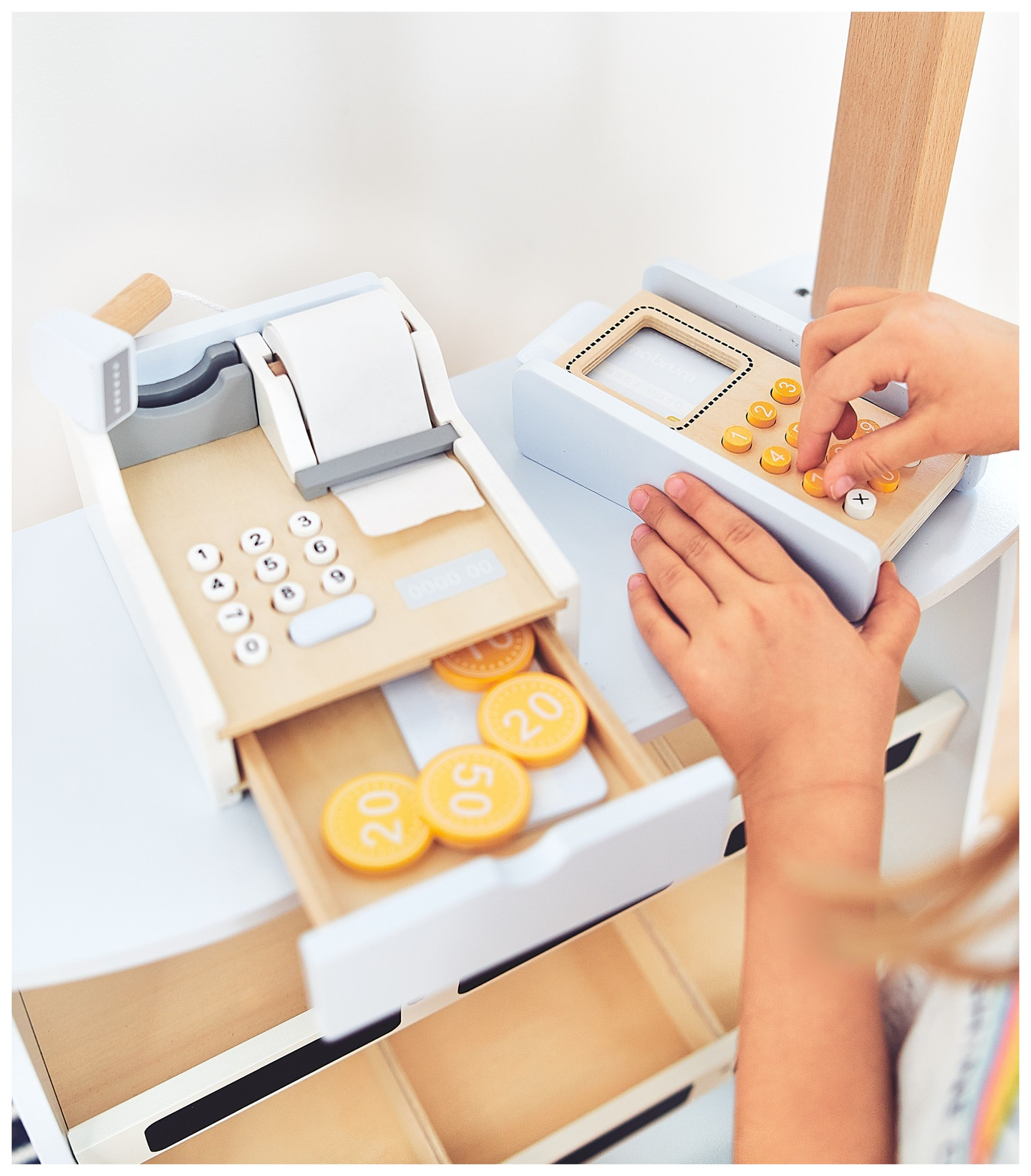 Daržovių parduotuvė - medinis prekystalis su dėžėmis, kasos aparatu ir terminalu