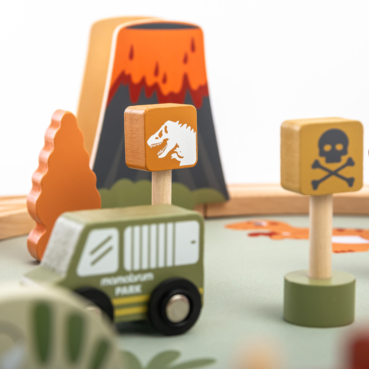 Dino parko medinis traukinukas su neslystančiu kilimėliu - dinozaurai, traukinukas, bėgiai, ugnikalnis, varpas