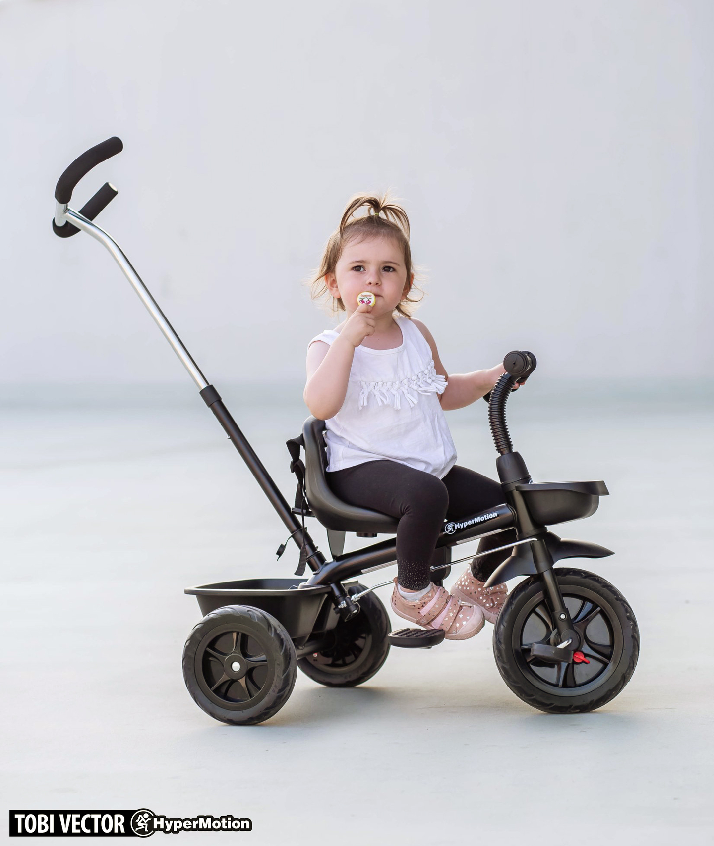 "HyperMotion TOBI VECTOR" triratukas - amžini pripučiami ratai + stūmimo strypas. Spalva: juoda.