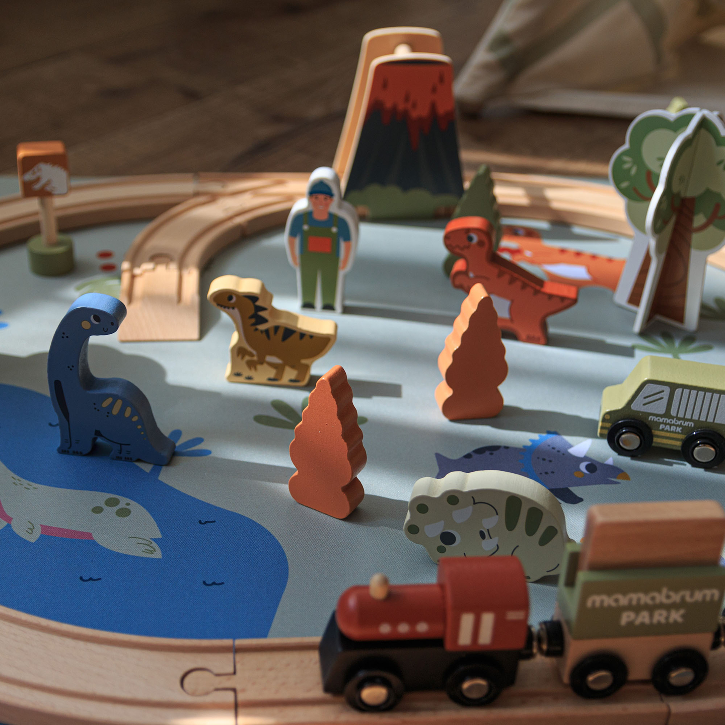Dino parko medinis traukinukas su neslystančiu kilimėliu - dinozaurai, traukinukas, bėgiai, ugnikalnis, varpas